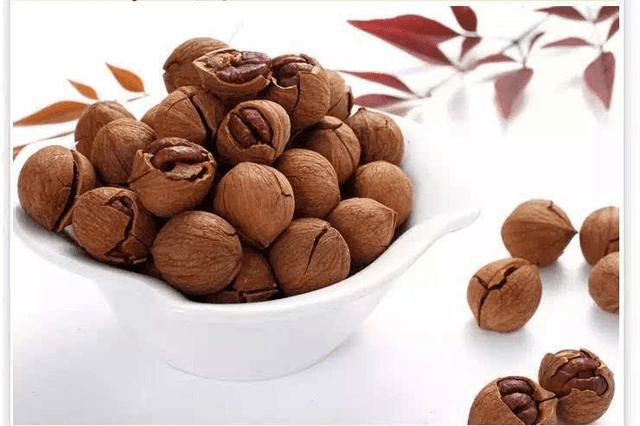 “BJL平台集团”曝莱万因年龄太大无缘皇马 C罗:应选择年轻球员(图2) BJL平台集团